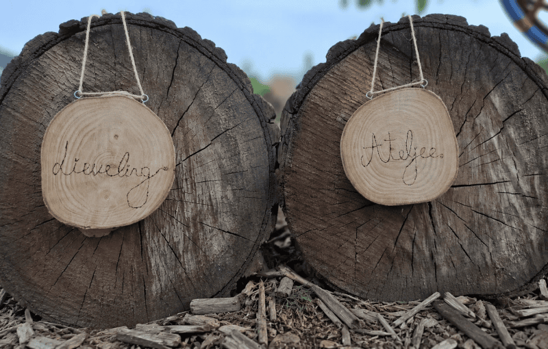 Houten Bordjes Met Lieveling En Ateljee